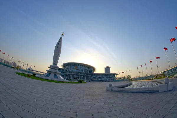 Panoramisch uitzicht op de tempel van de wetenschap en de technologie bij zonsondergang. Noord-Korea - Pyongyang, Noord-Korea. 03 mei 2017. — Stockfoto