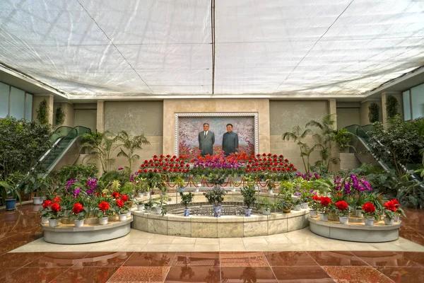 Exposición de flores en Pyongyang. Corea del Norte - Corea del Norte. mayo 02, 2017 . Imágenes de stock libres de derechos