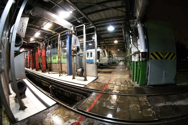 Moskvas tunnelbanetåg och tvättmaskin tåg i ”Izmailovo” depot. 09 juni 2017. Moskva. Ryssland — Stockfoto