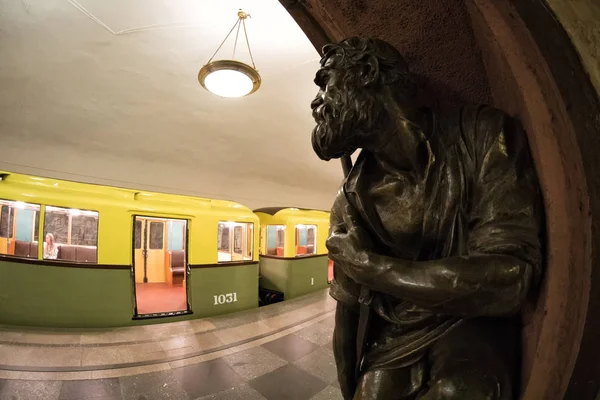 Moscow's subway retro train of 1934 and a bronze sculpture at the "Baumanskaya" station. June 10, 2017. Moscow. Russia — Stock Photo, Image