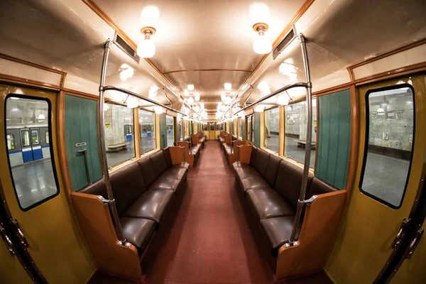 Interiören i Moskvas tunnelbana retro tåg 1934. 10 juni 2017. Moskva. Ryssland — Stockfoto