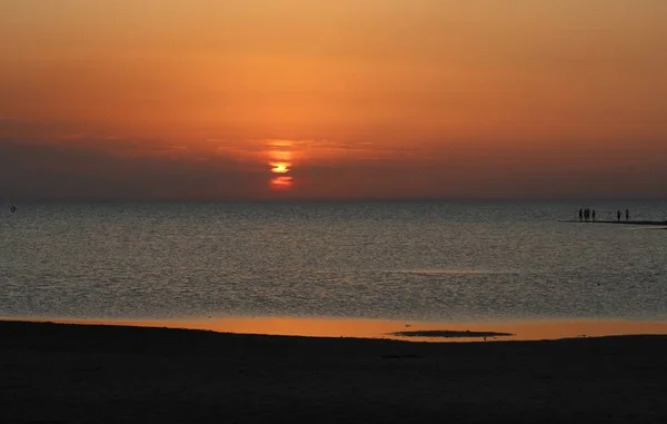 Güzel turuncu gün batımı Denizde