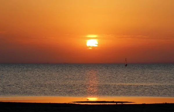Güzel turuncu gün batımı Denizde