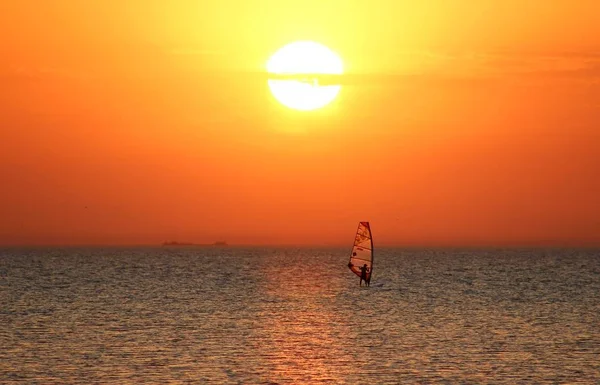 Güzel turuncu gün batımı Denizde 