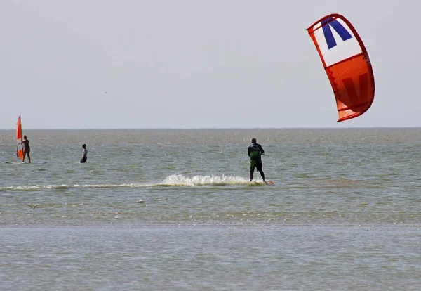 Man opleiding kitesurfen — Stockfoto