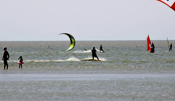 adamın ve kadının eğitim uçurtma