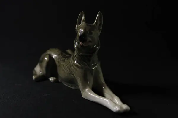 Porselen köpek heykel çoban köpeği yalan