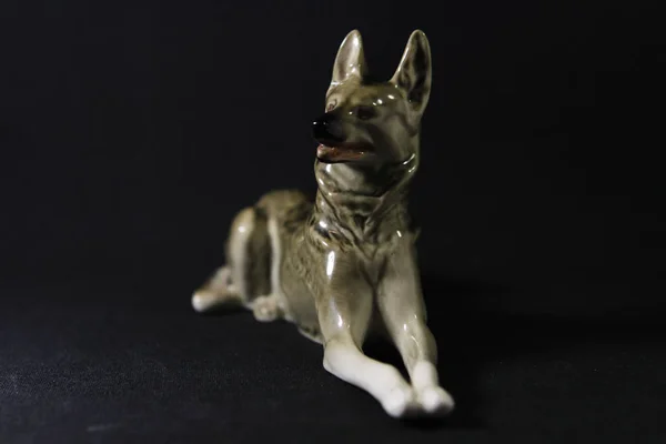 Porselen köpek heykel çoban köpeği yalan