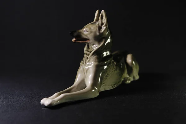 Porselen köpek heykel çoban köpeği yalan