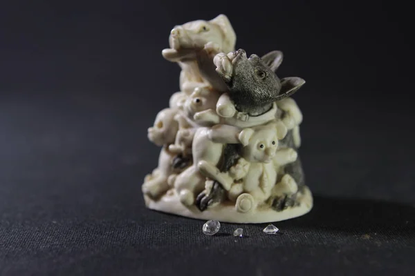 Köpeklerin heykeller şeklinde kutu