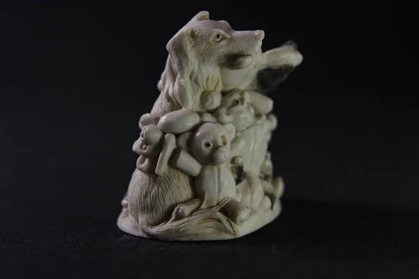 Köpeklerin heykeller şeklinde kutu