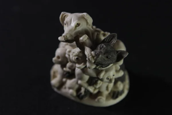 Köpeklerin heykeller şeklinde kutu