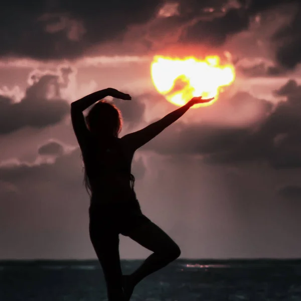 Gün batımı kadın silueti