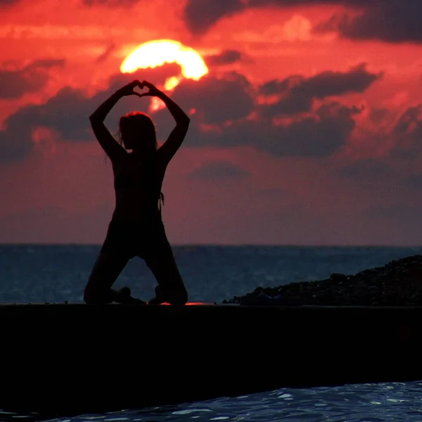 Gün batımı kadın silueti