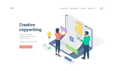 Ofis çalışanları yaratıcı kopya yazma izometrik vektör çizimi yapıyor