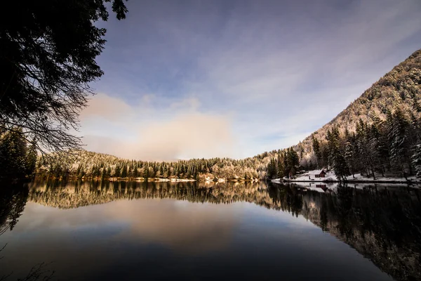 Primera nieve en el lago de montaña —  Fotos de Stock