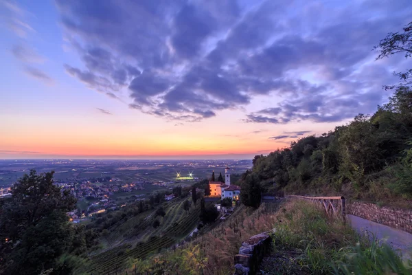 Sunset Hill bir kilise aşağı üzüm bağları ile