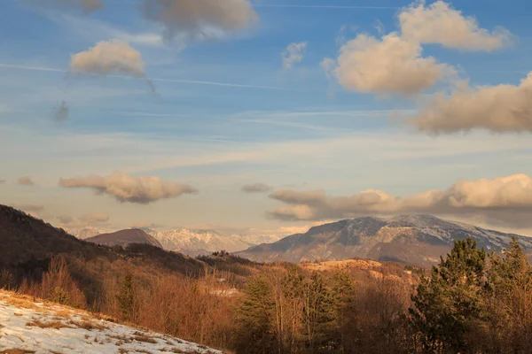 Cielo nuvoloso sulle montagne italiane — Foto Stock