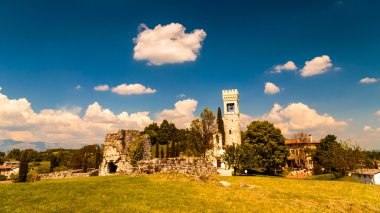 İtalyan kırsal antik ve yıkık kalede
