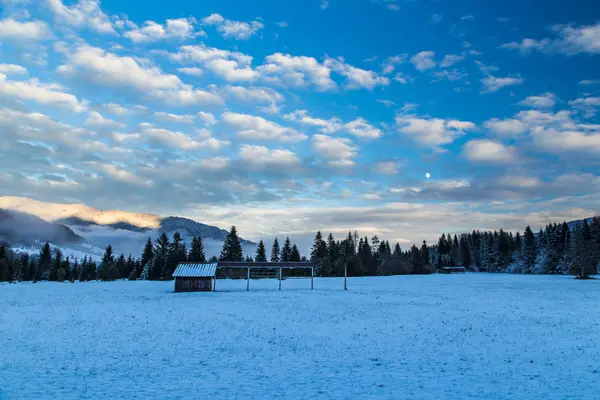 Coucher de soleil après les premières chutes de neige — Photo