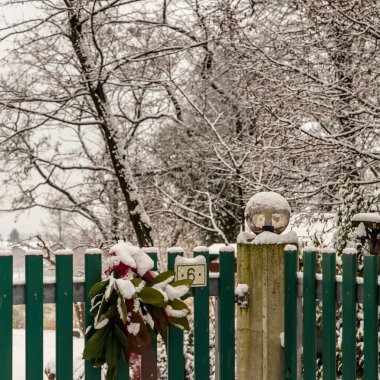Noel zamanında tarafından kar kaplı kapısı