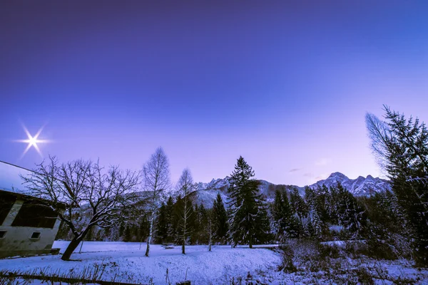 Zonsondergang na de eerste sneeuwval — Stockfoto
