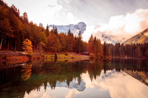 Dağ gölü, sonbahar sabahı — Stok fotoğraf