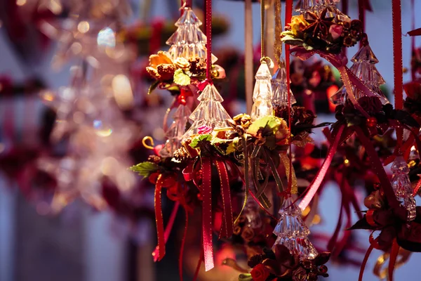 Pequeños árboles de Navidad como regalos y decoraciones para Navidad —  Fotos de Stock