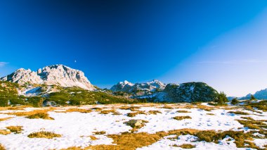 ay dağlardan artıyor