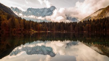 Dağ gölü, sonbahar sabahı
