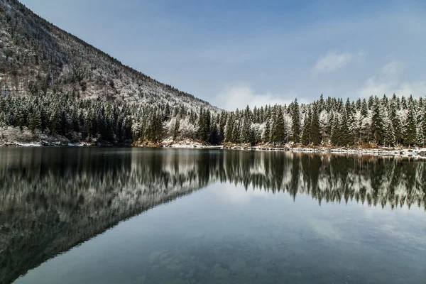 First snow at the mountain lake — Stock Photo, Image