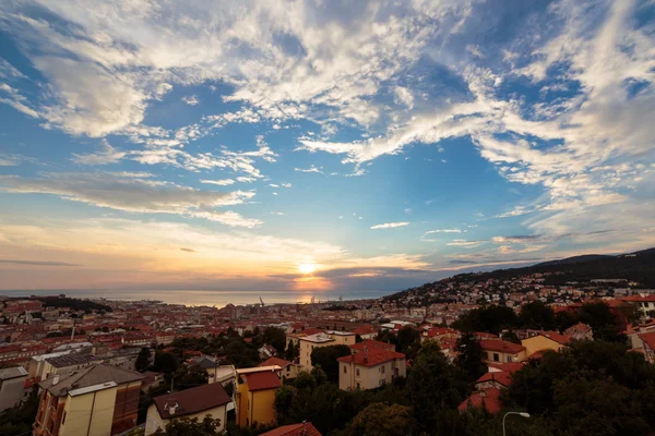 Pôr do sol na cidade de Trieste — Fotografia de Stock