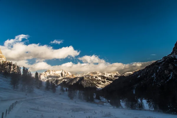 Wind und Kälte auf einer Straße an einem Winterabend im italienischen Dolom — Stockfoto