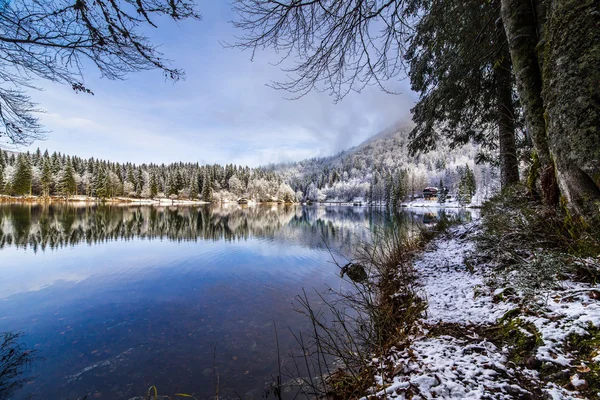 Primera nieve en el lago de montaña —  Fotos de Stock