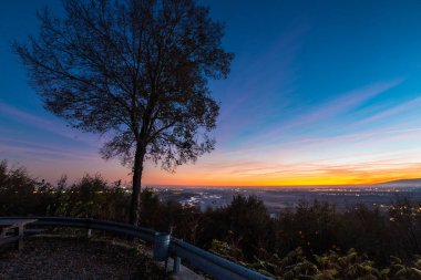 Günbatımı Tagliamento Nehri üzerinde