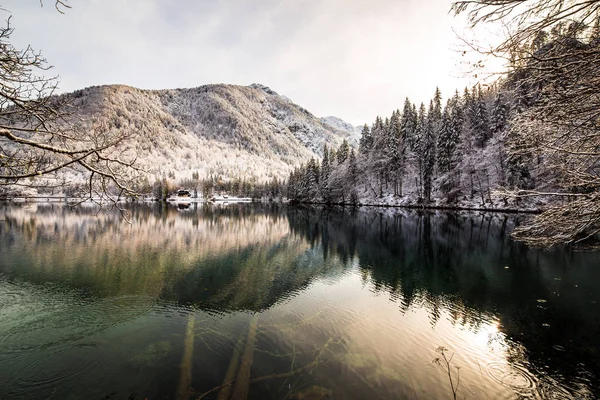 Ilk kar dağ gölü — Stok fotoğraf