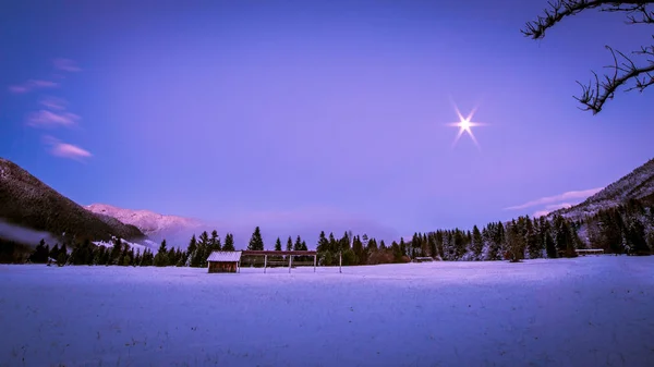 Zonsondergang na de eerste sneeuwval — Stockfoto