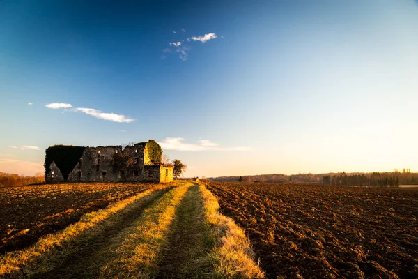 Granja abandonada en el campo —  Fotos de Stock