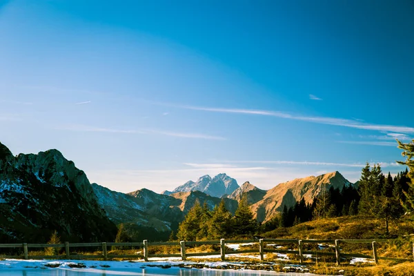 Lago gelado nos Alpes — Fotografia de Stock