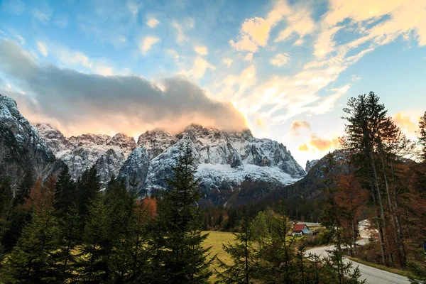 Hösten solnedgången i den alpina dal — Stockfoto