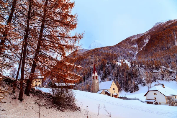 Neve na igreja na aldeia alpina — Fotografia de Stock