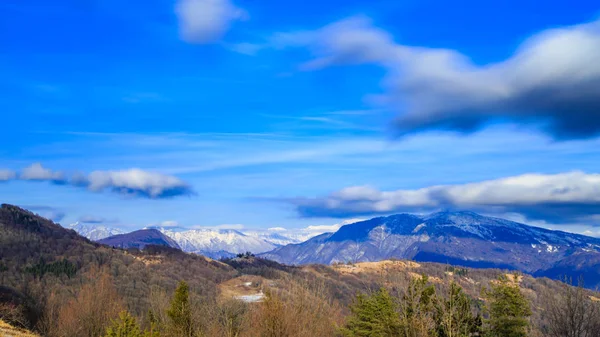 Molnig himmel på italienska berg — Stockfoto