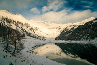 İtalyan Alpleri'nde Neves Gölü