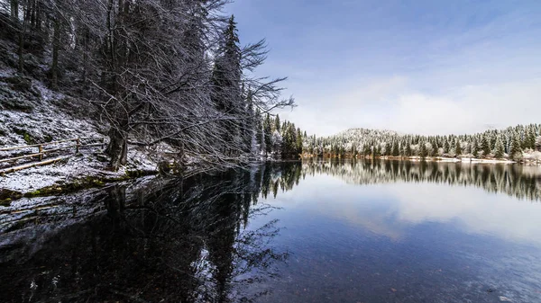 Primera nieve en el lago de montaña —  Fotos de Stock