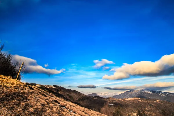 Pochmurnego nieba na włoskich górach — Zdjęcie stockowe