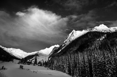 Valle Aurina içinde renkli günbatımı