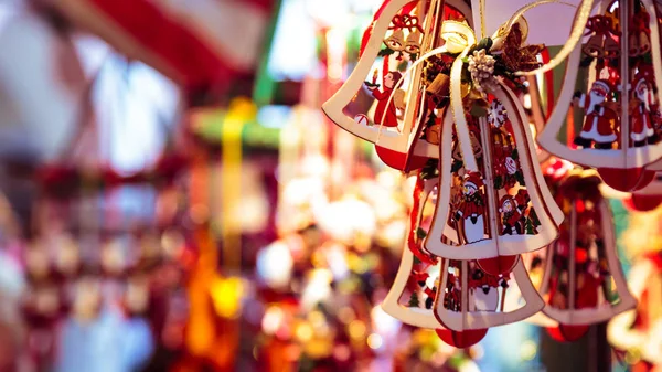 Hediyeler ve süslemeleri Noel için küçük Noel çanları — Stok fotoğraf