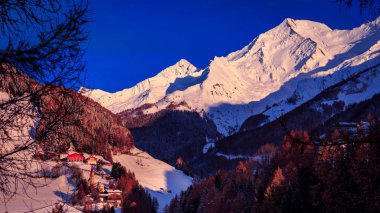 Valle Aurina içinde renkli günbatımı