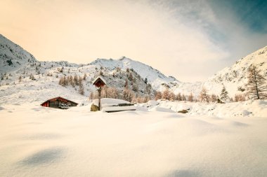 Alpine hut tarafından kar kaplı