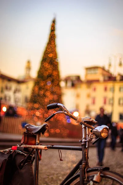Bicycle in front of a crhismas tree — Stock Photo, Image